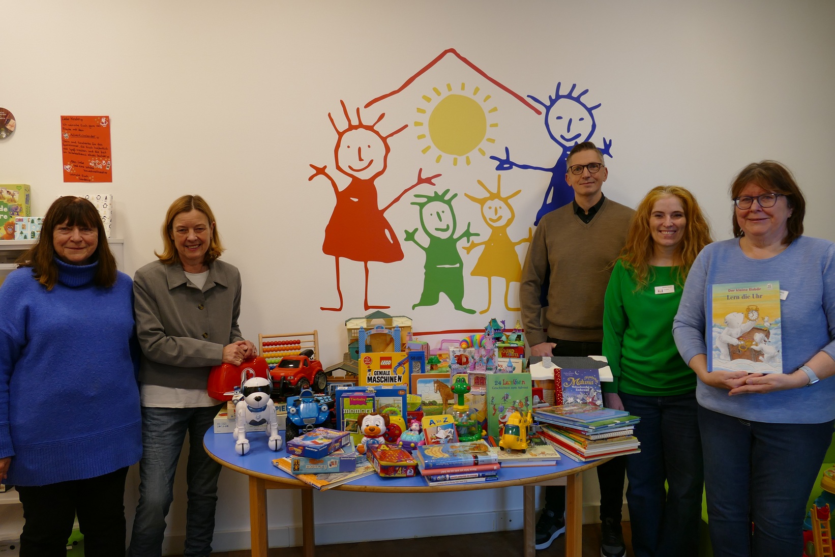 KAGEL übergibt Spielzeuge